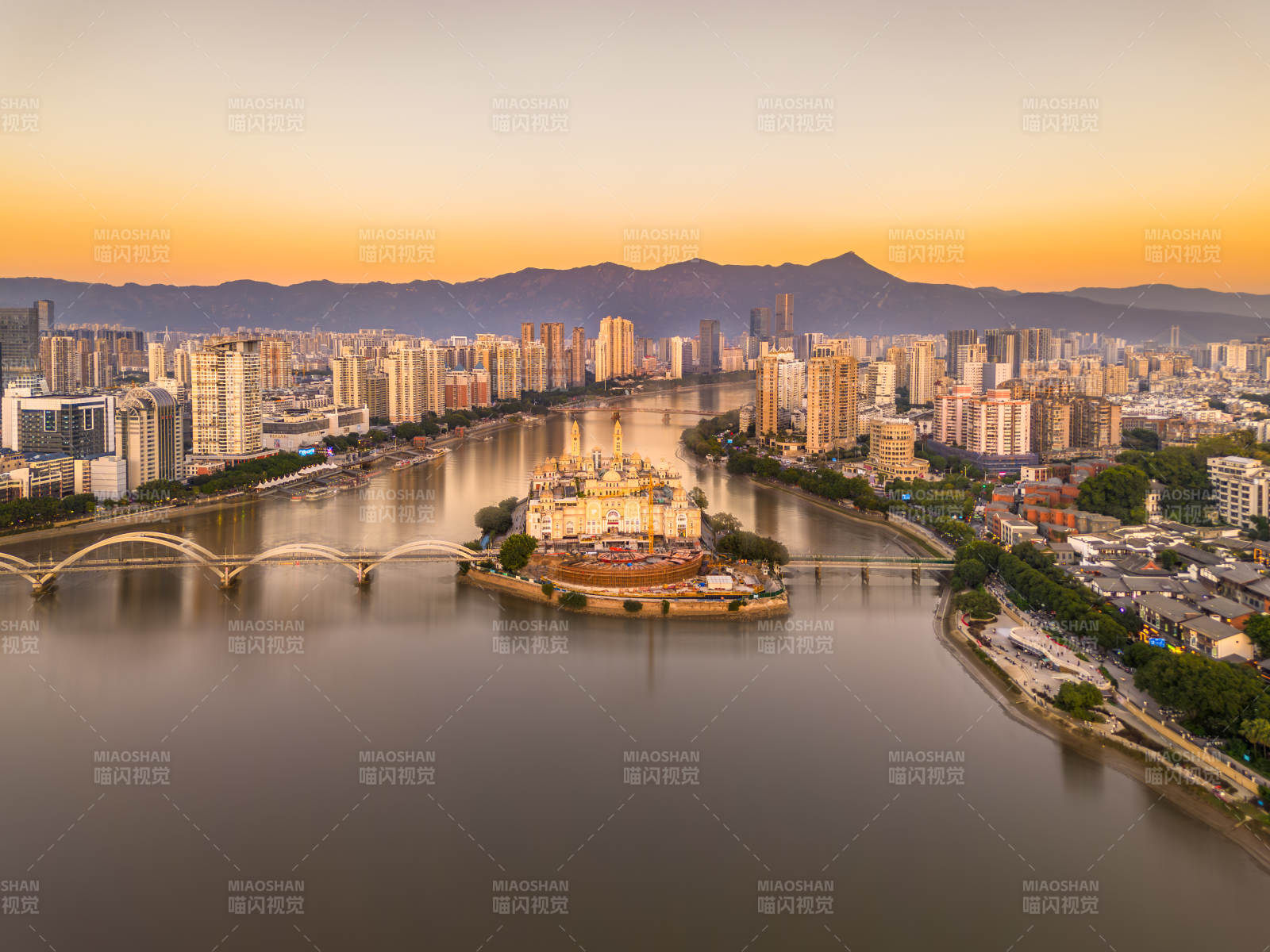 夕阳下的福州中洲岛风光航拍图片