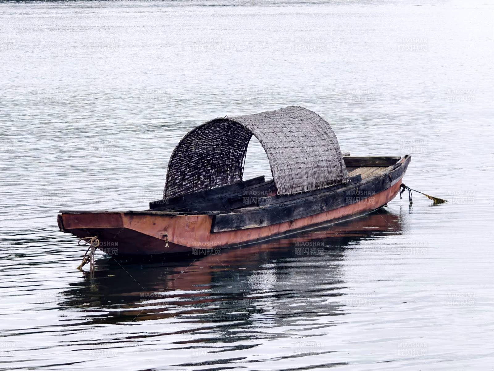 江上孤舟 静谧水面图片