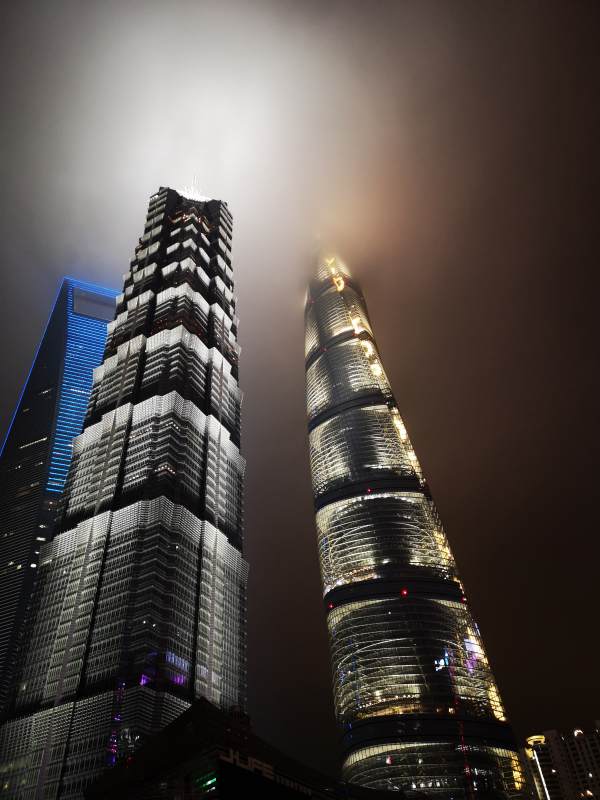 夜幕下的摩天大楼群影图片