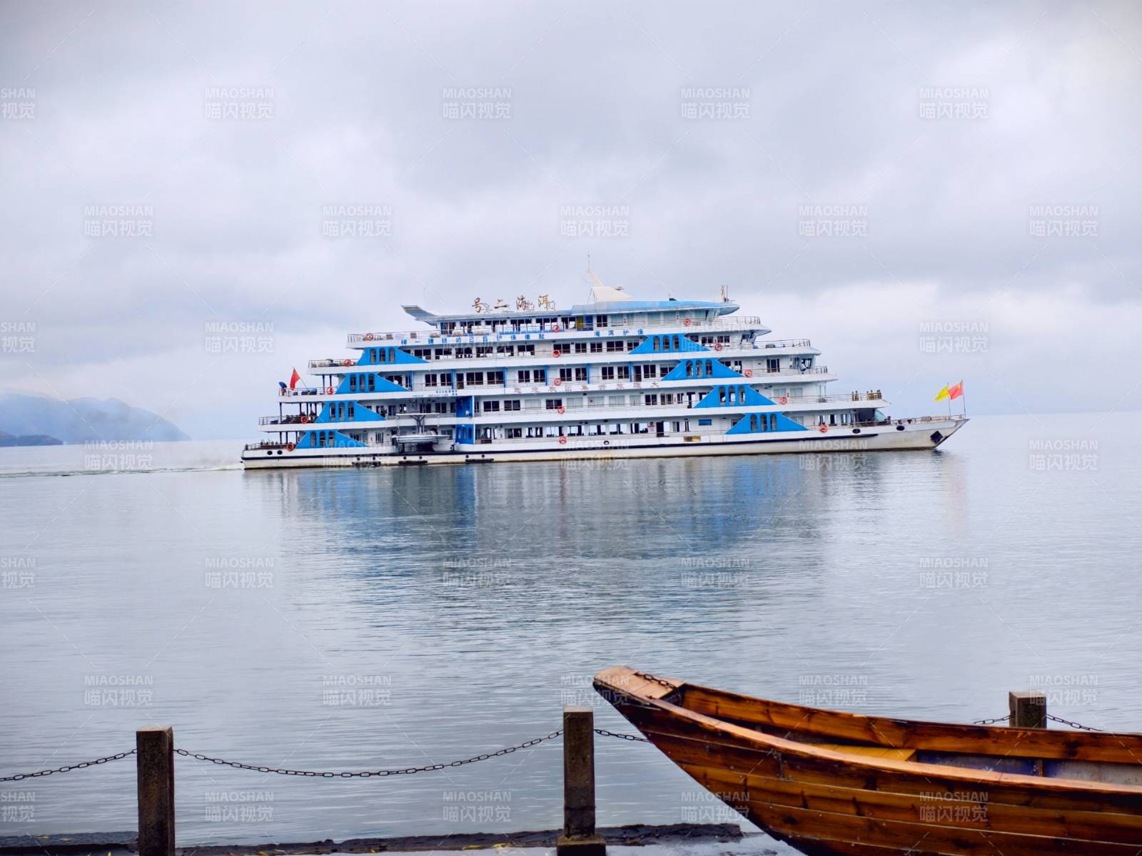湖上豪华游轮静谧航行图片