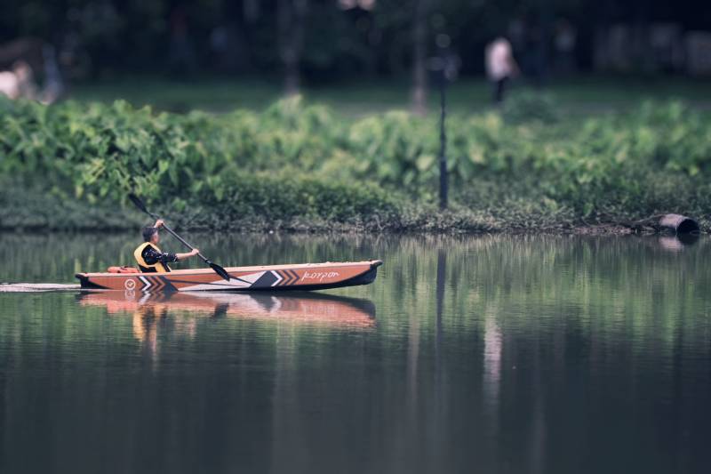 湖上独舟 静谧时光图片