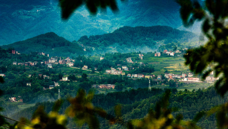 山间小镇 绿意盎然图片