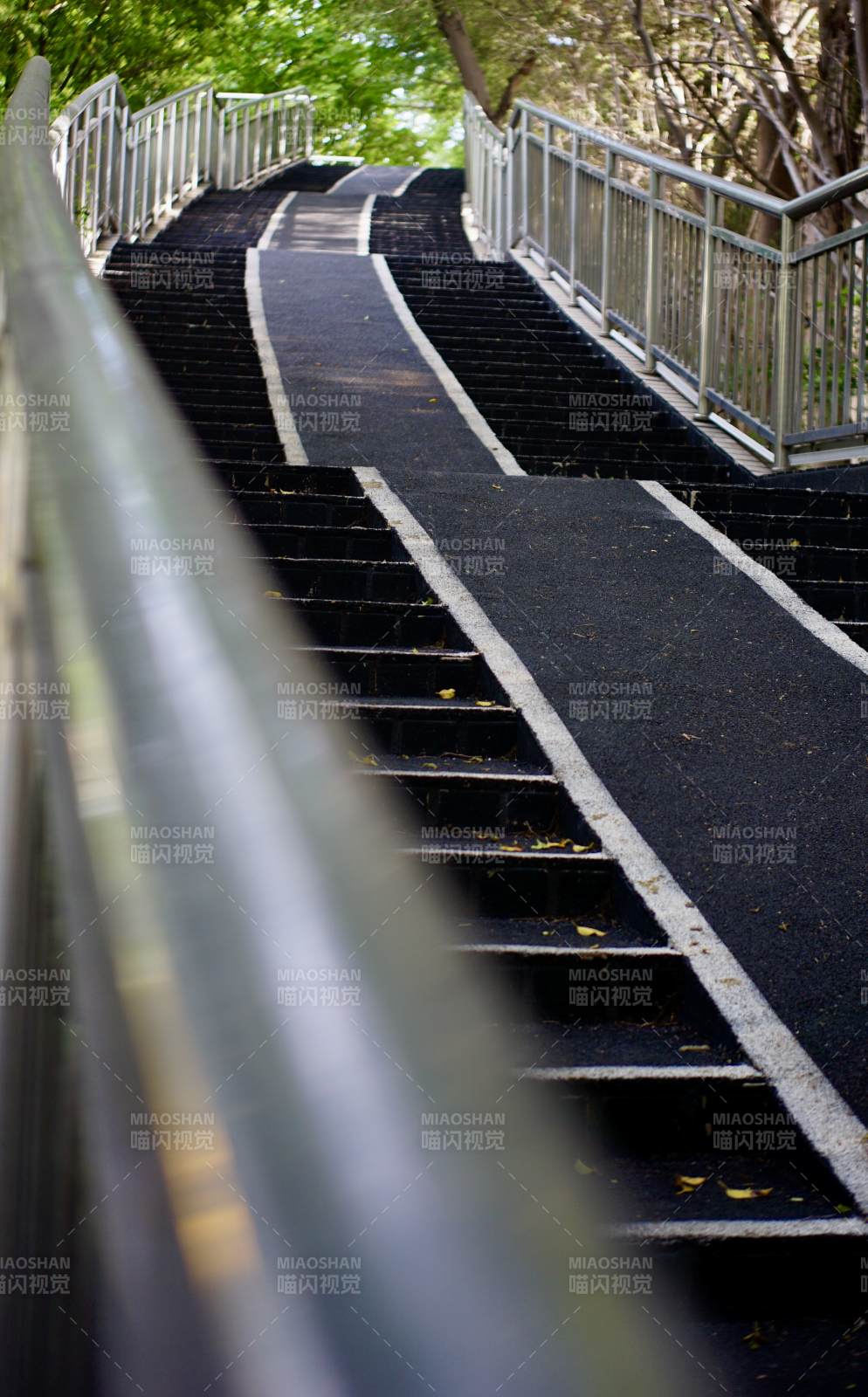 公园台阶与扶手图片