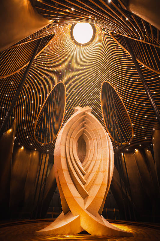 金色穹顶下的艺术雕塑图片