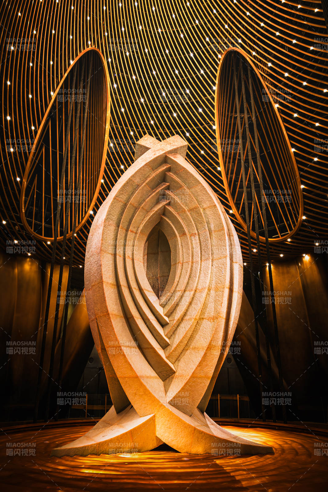 光影交错的现代雕塑艺术图片