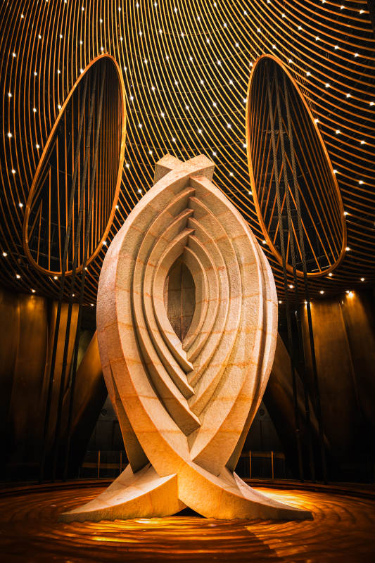 光影交错的现代雕塑艺术图片