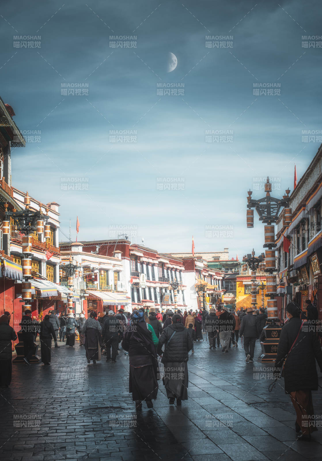 古城街景 月映蓝天图片