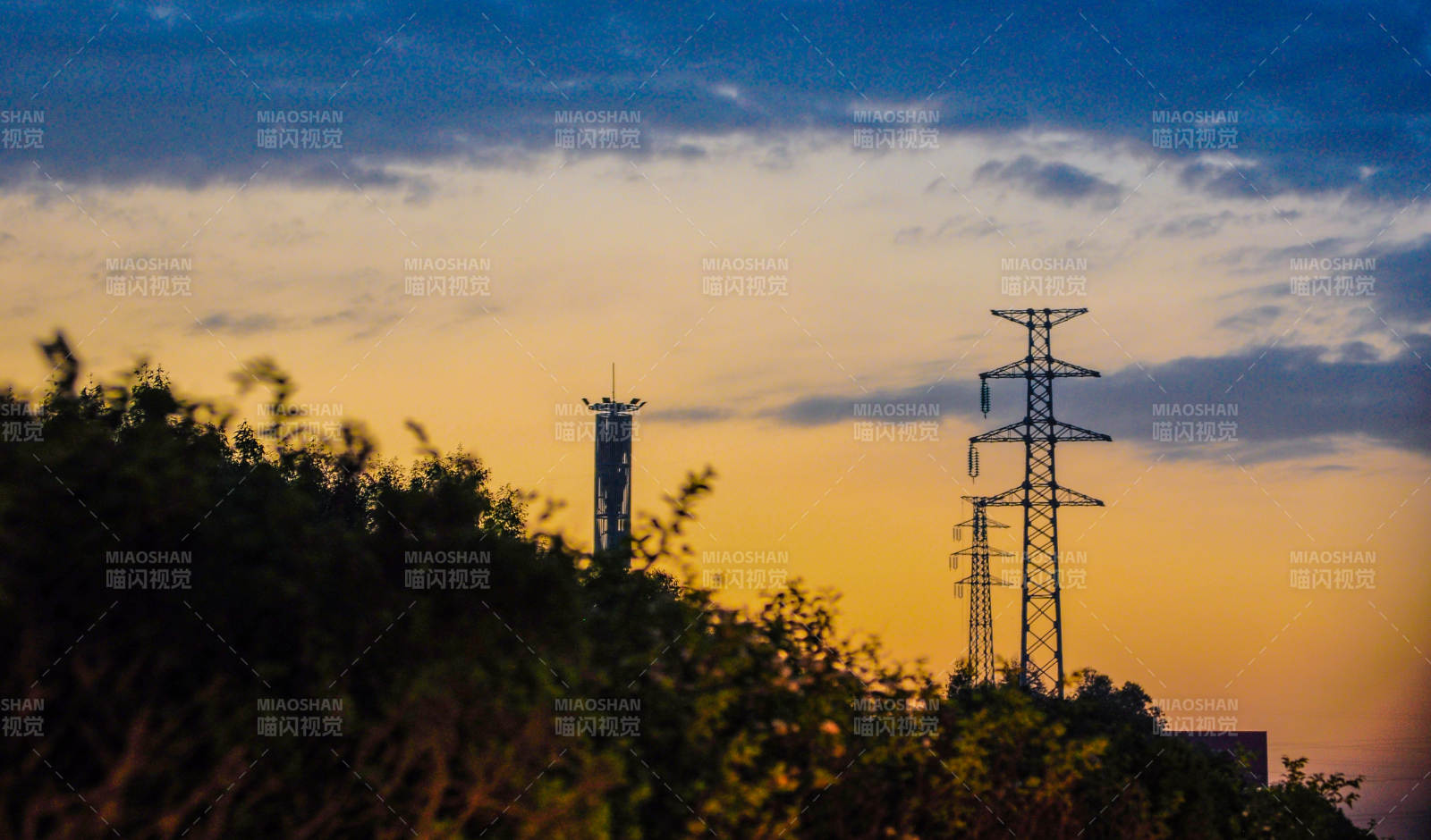 夕阳下的电塔剪影图片