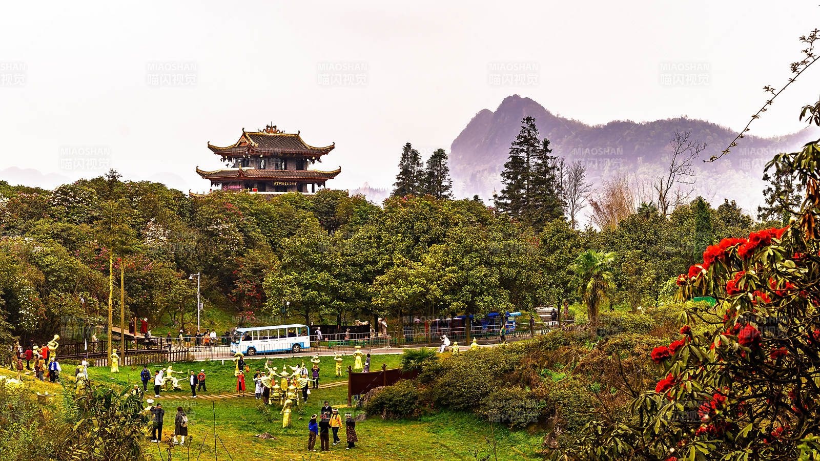 山间古塔 绿树红花相伴图片