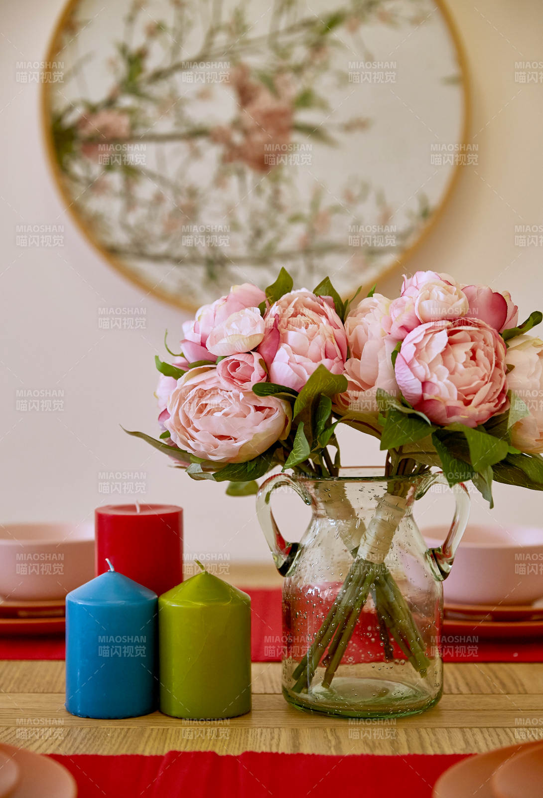 粉色花束与彩色蜡烛装饰图片