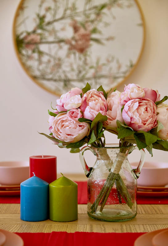 粉色花束与彩色蜡烛装饰图片