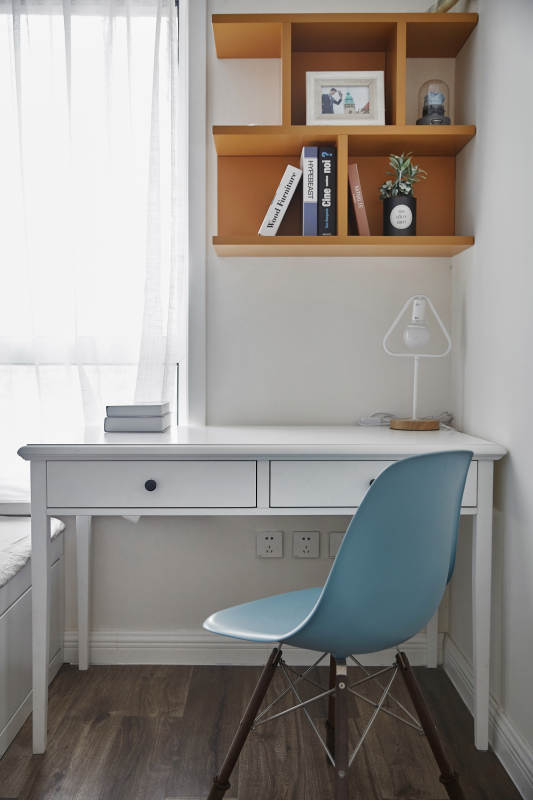 简约书桌与橙色书架组合图片