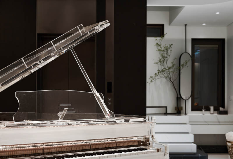 透明钢琴与现代客厅图片