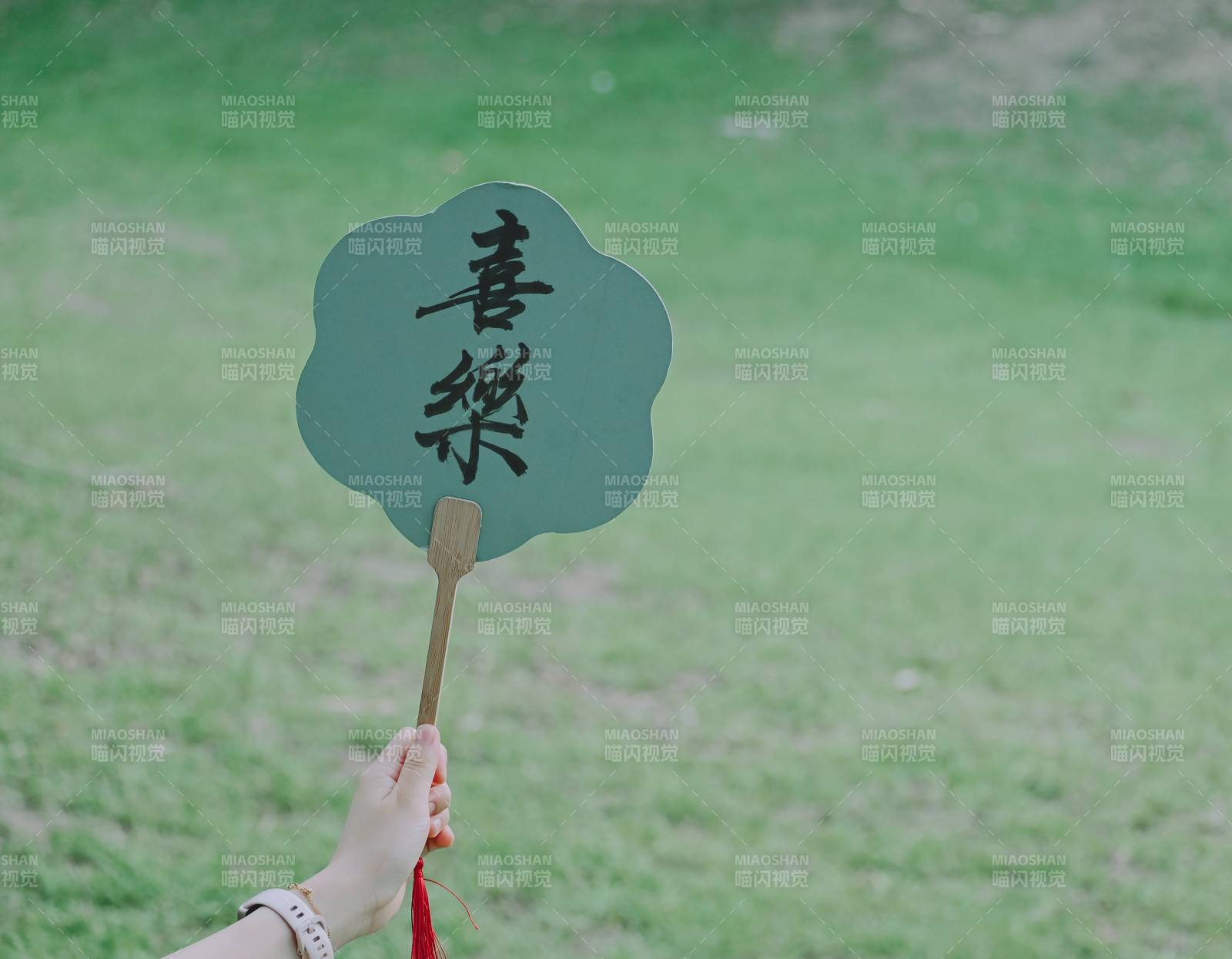 手持团扇 喜乐相伴图片