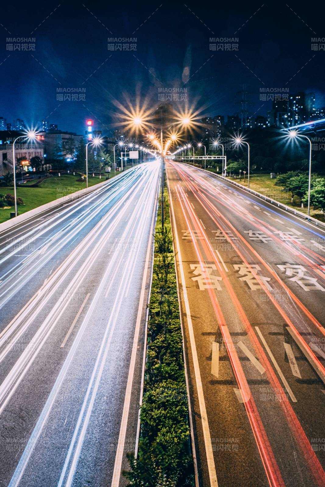 夜景高速车流光影轨迹图片