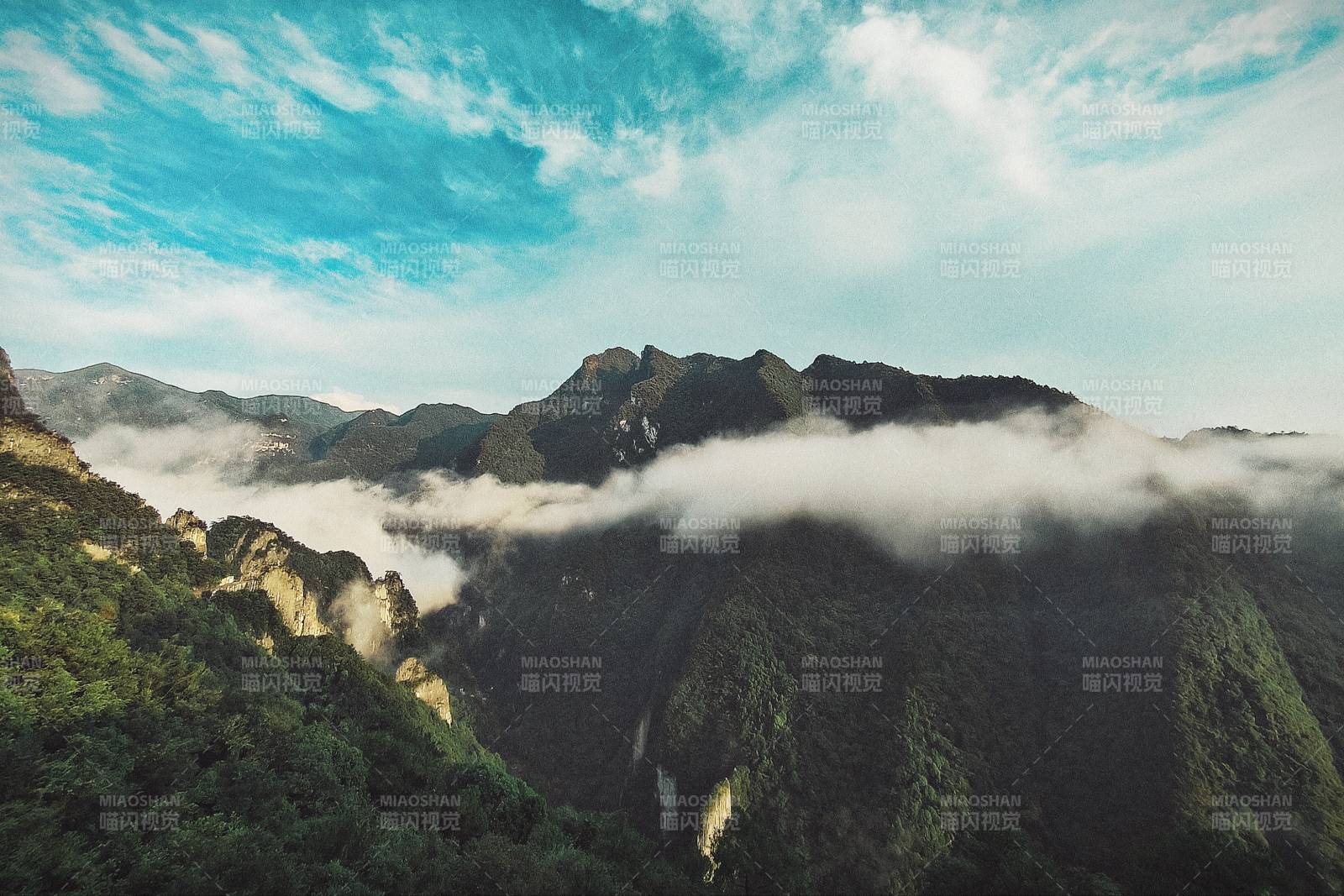 云海缭绕山峦间图片