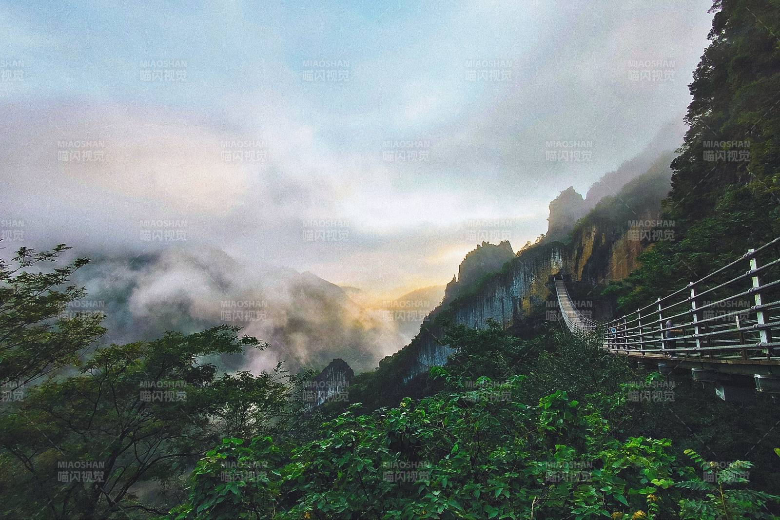 云雾缭绕山间栈道图片