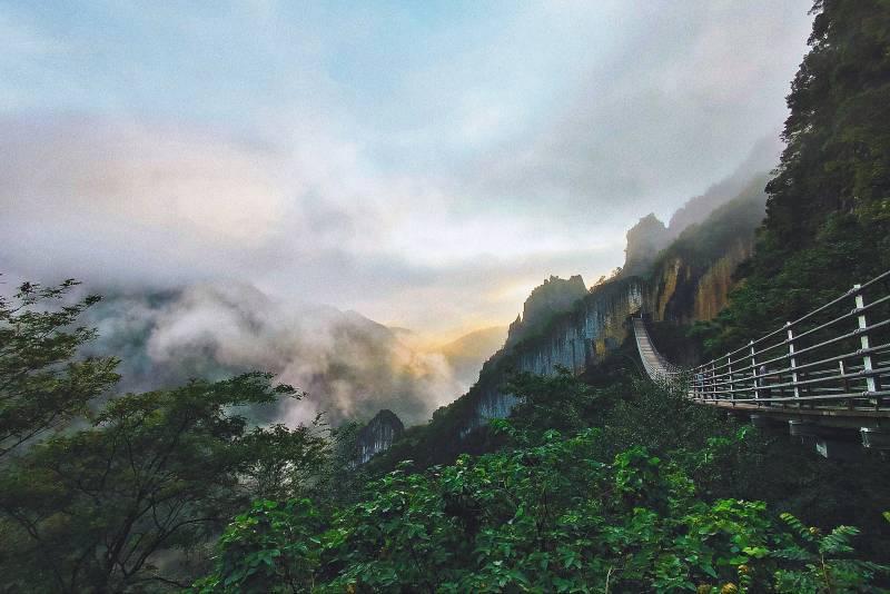 云雾缭绕山间栈道图片