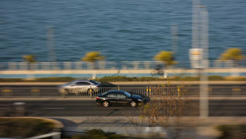 海边公路的模糊景象图片