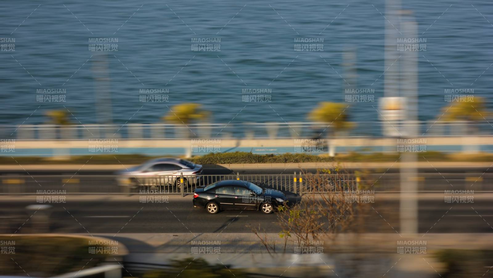 海边公路的模糊景象图片