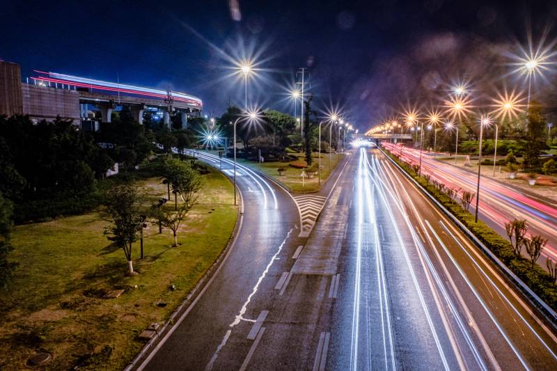 夜景高速车流光影图图片