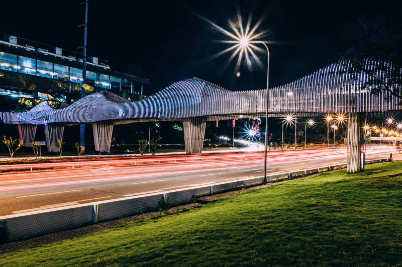 夜景中的城市桥梁与车流图片