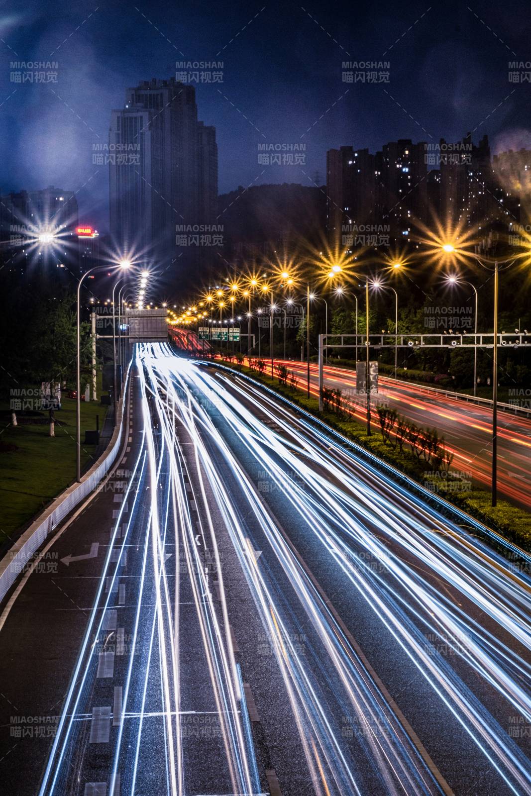 夜幕下的城市光轨图片