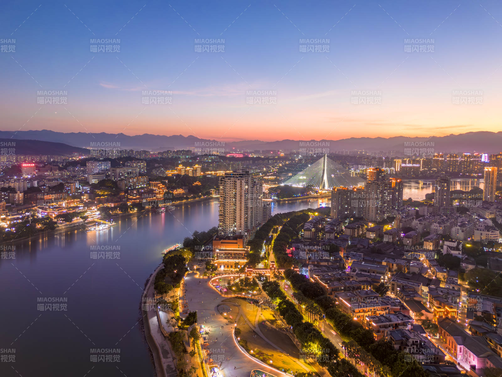 福州城市夜景 江畔灯火辉煌图片