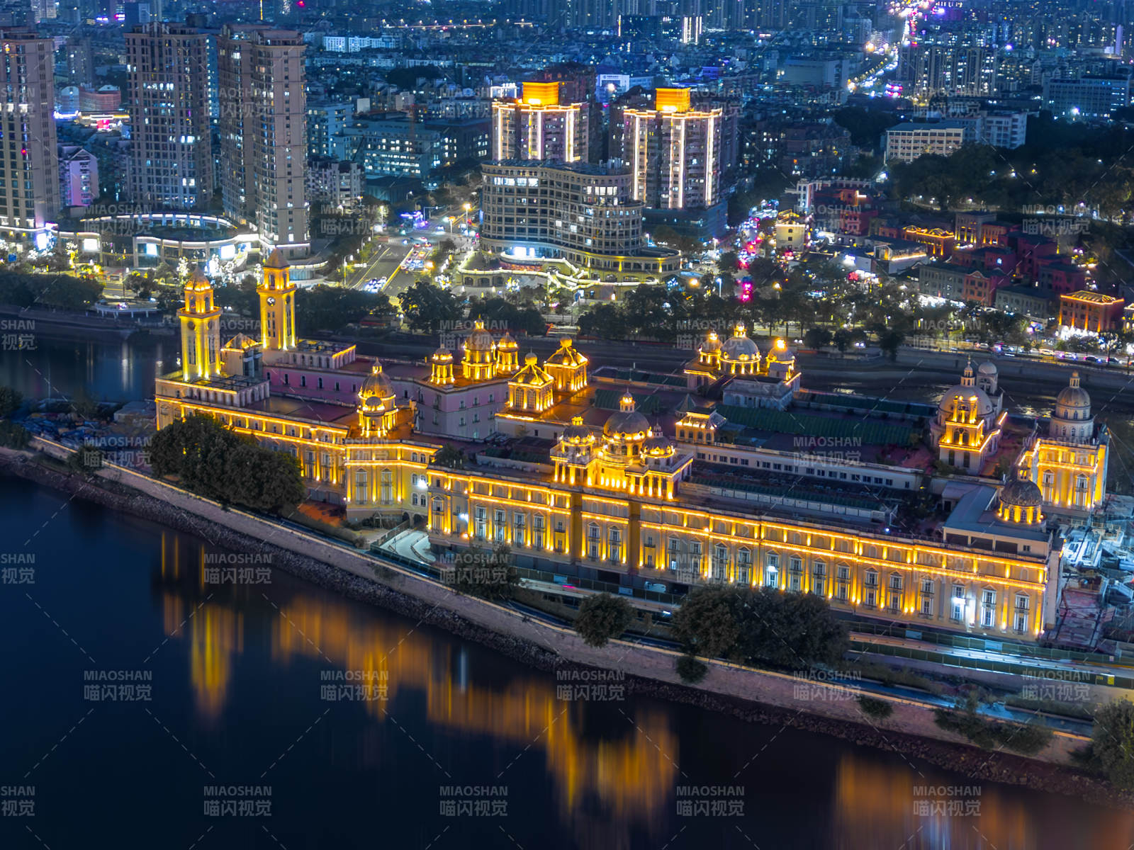 福州中洲岛夜景中的辉煌建筑群图片