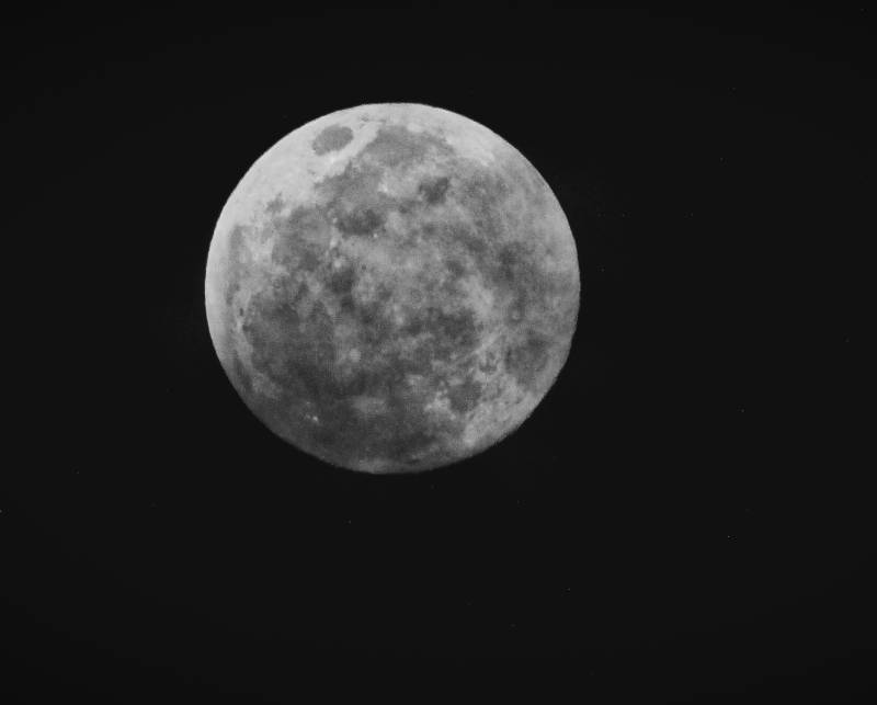 满月夜空中的宁静景象图片