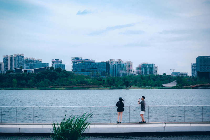 湖畔漫步 城市远眺图片