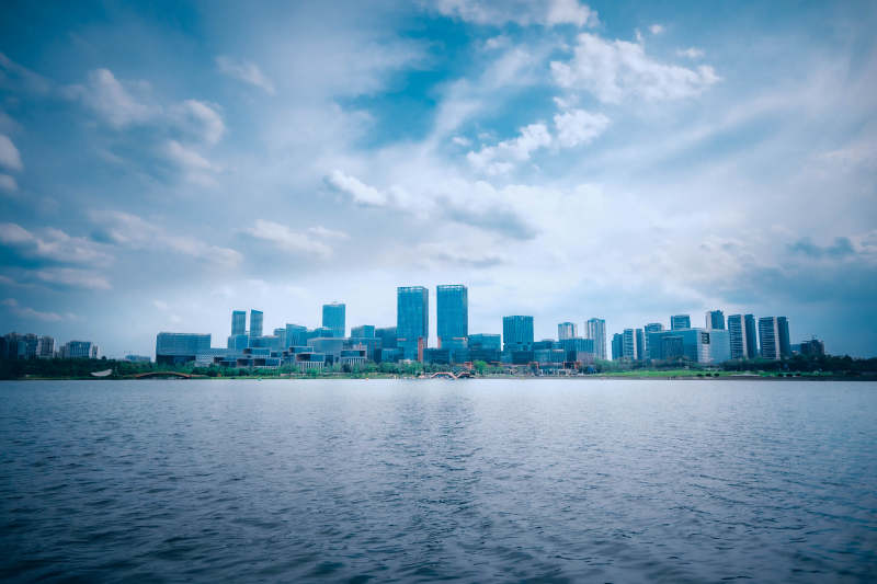 兴隆湖畔城市天际线图片