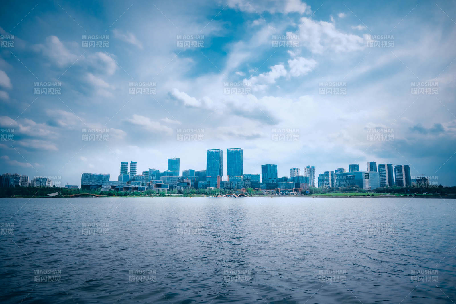 兴隆湖畔城市天际线图片