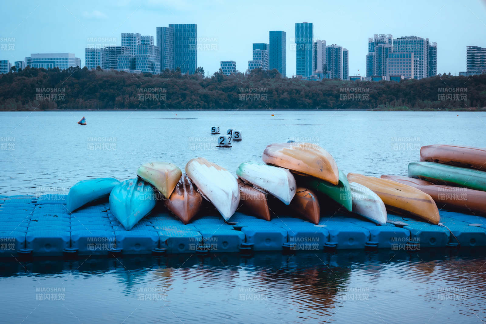 湖畔码头的多彩皮划艇图片