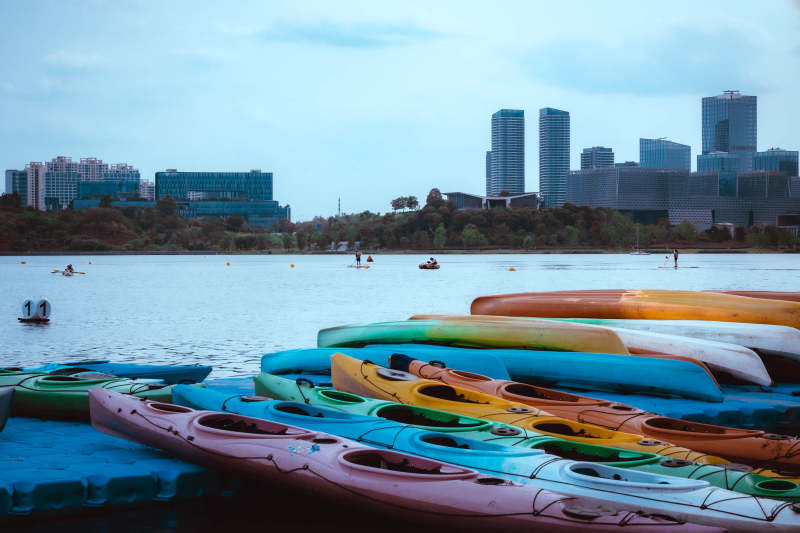 湖畔多彩皮划艇静候启航图片