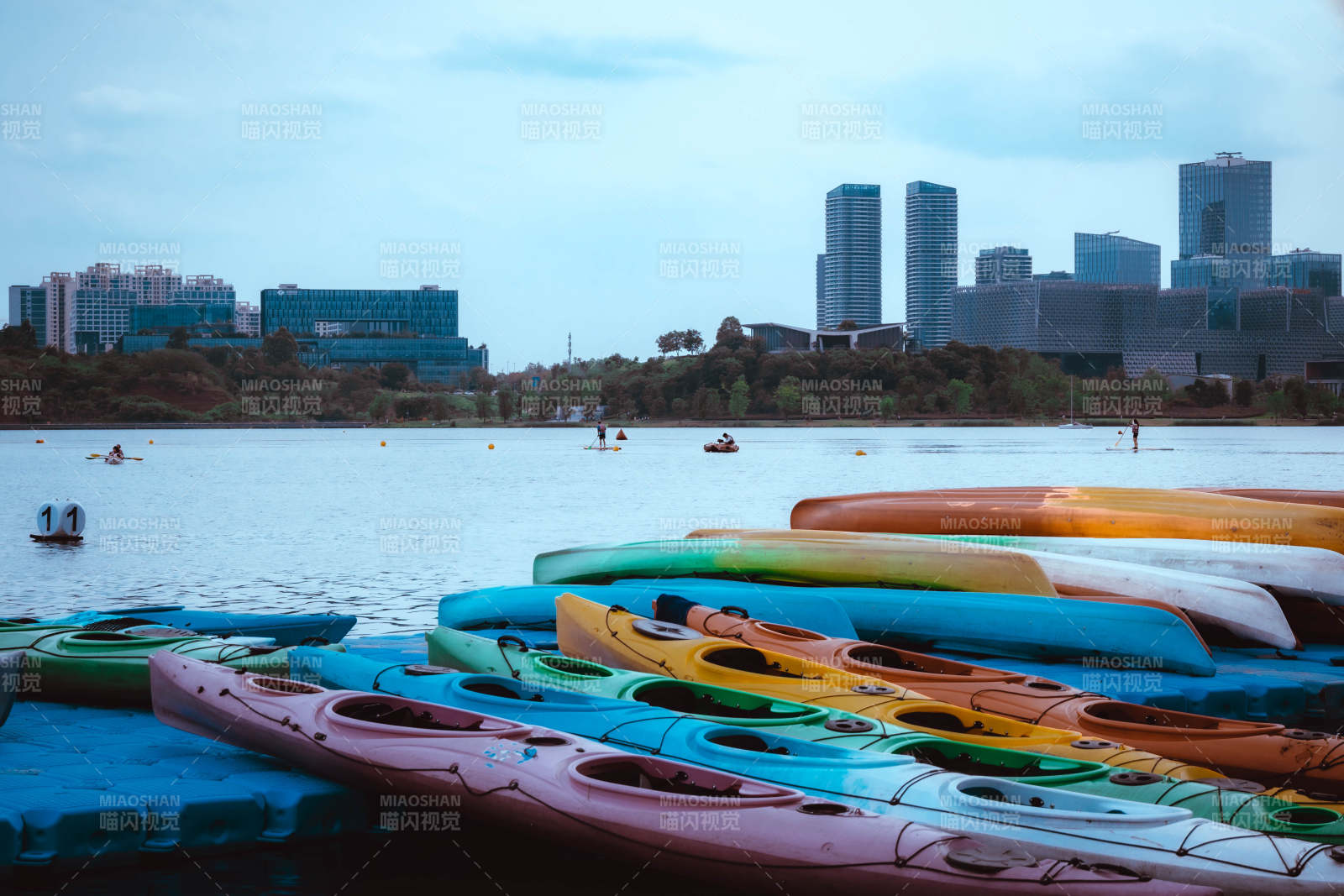 湖畔多彩皮划艇静候启航图片