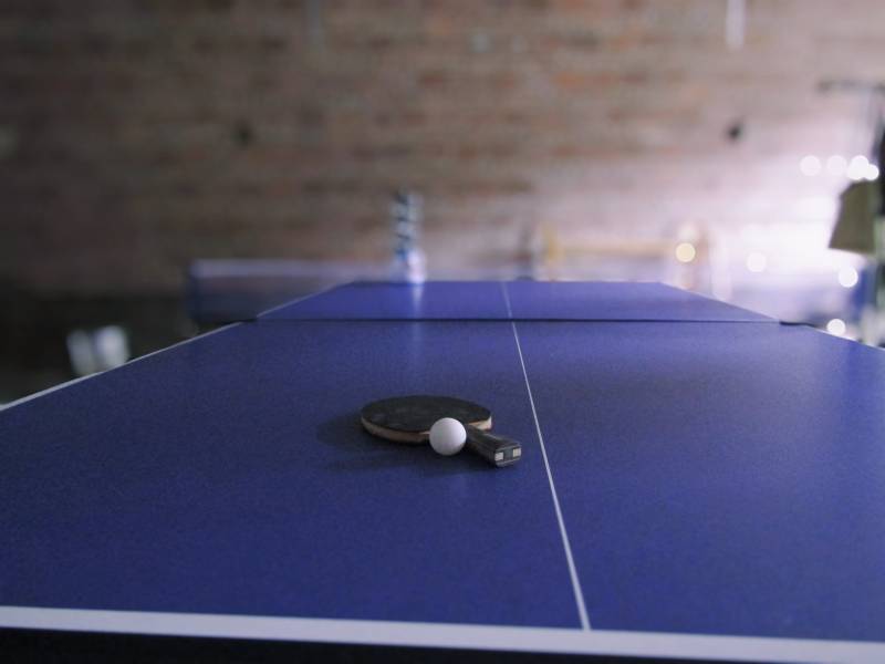 乒乓球桌上的静谧时光图片
