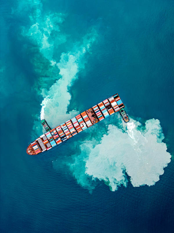 俯视图集装箱货轮物流运输图片