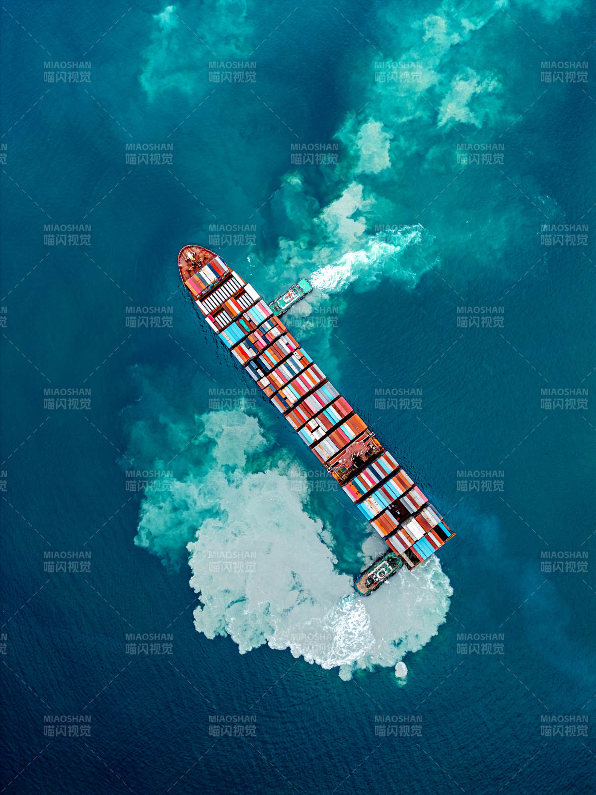 海上巨轮破浪前行图片