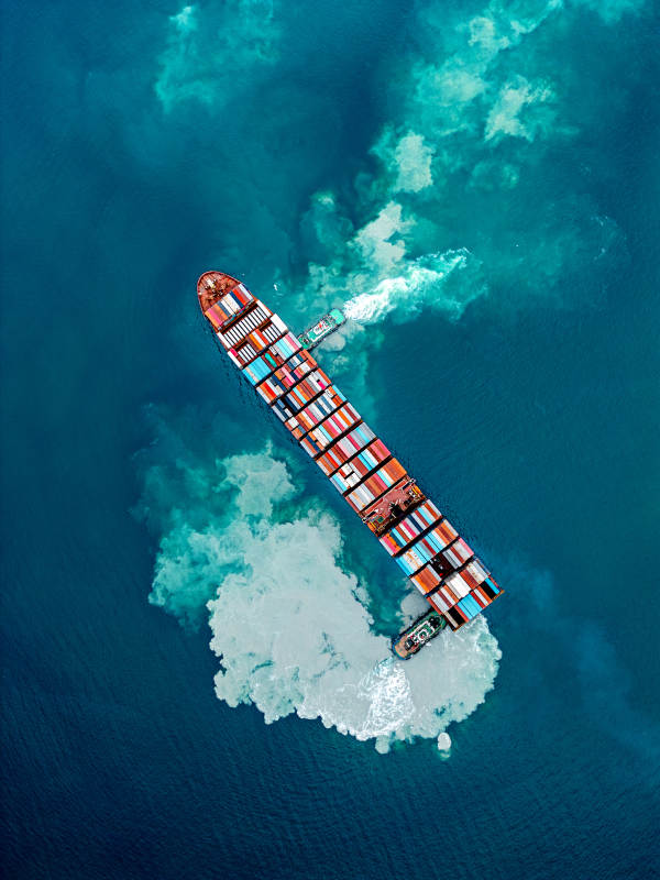 海上巨轮破浪前行图片