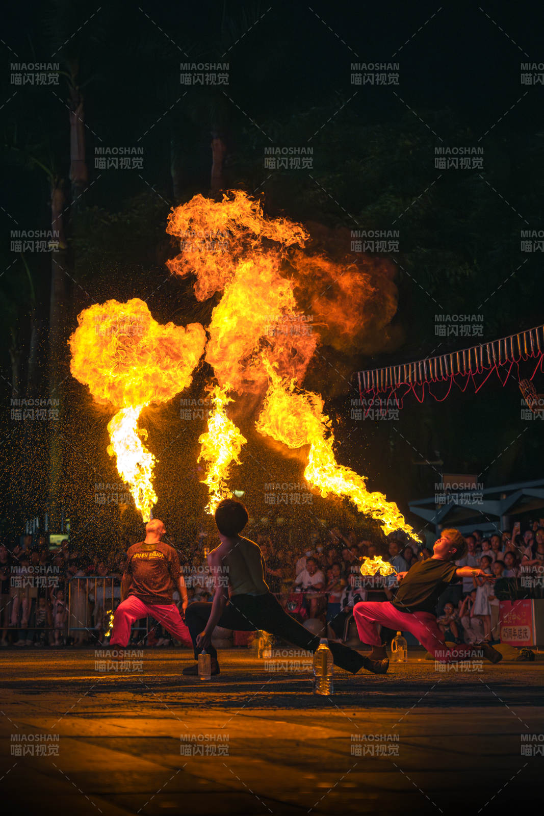 火舞表演 夜幕下的炫技图片