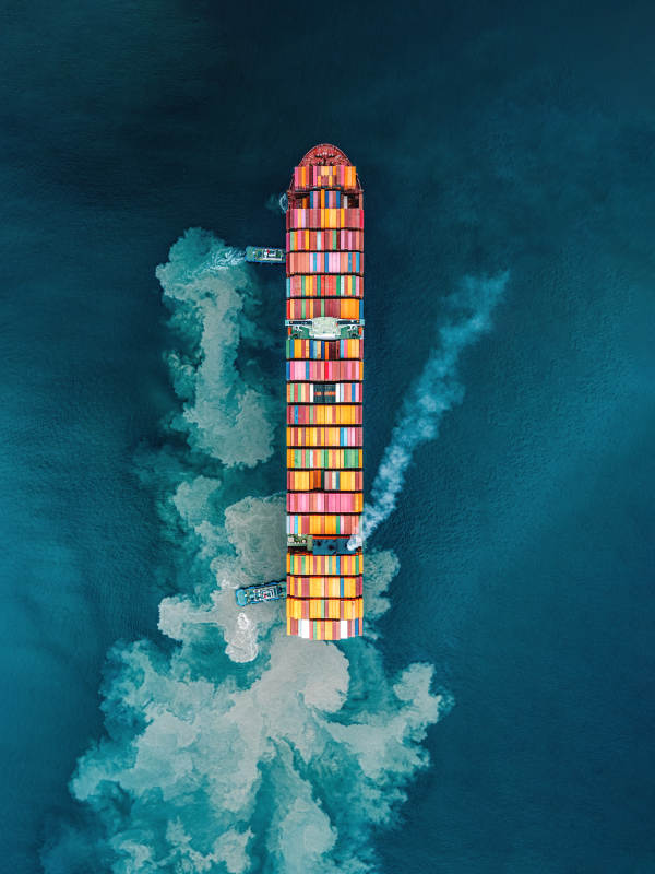 海上巨轮 集装箱满载航行图片