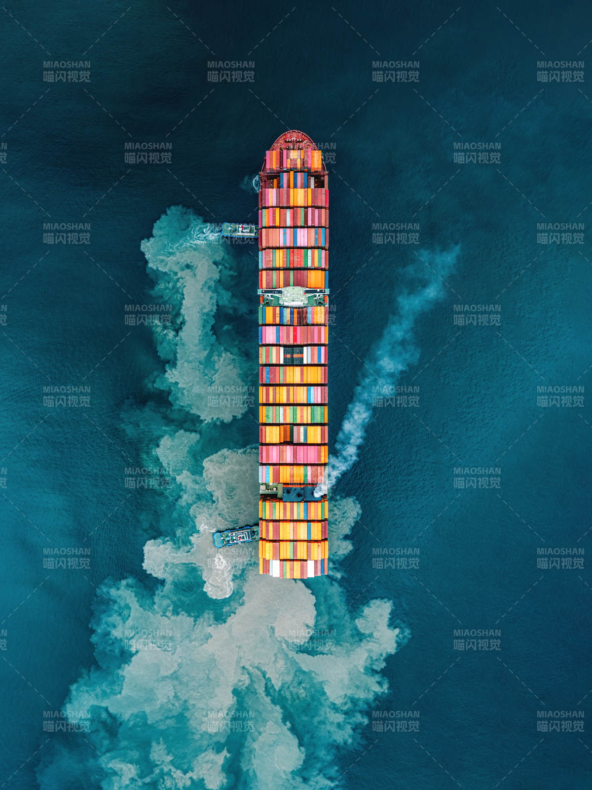 海上巨轮 集装箱满载航行图片