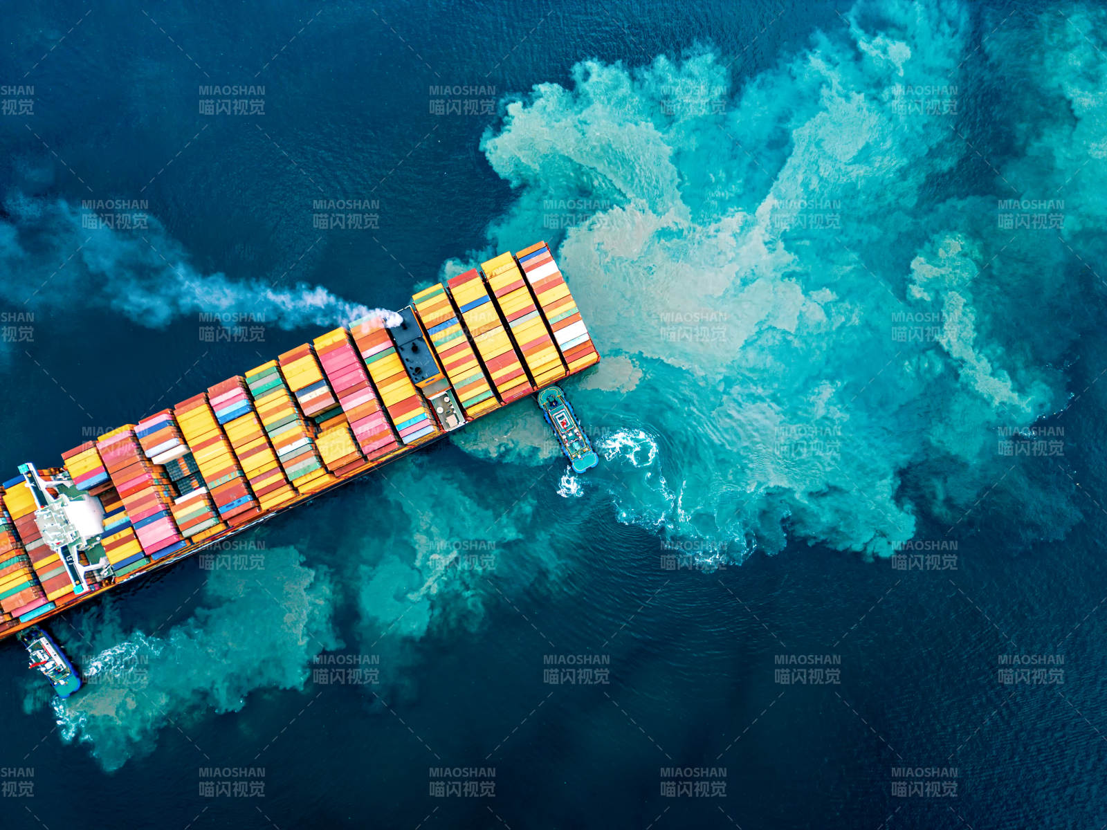 海上巨轮与小艇相遇图片