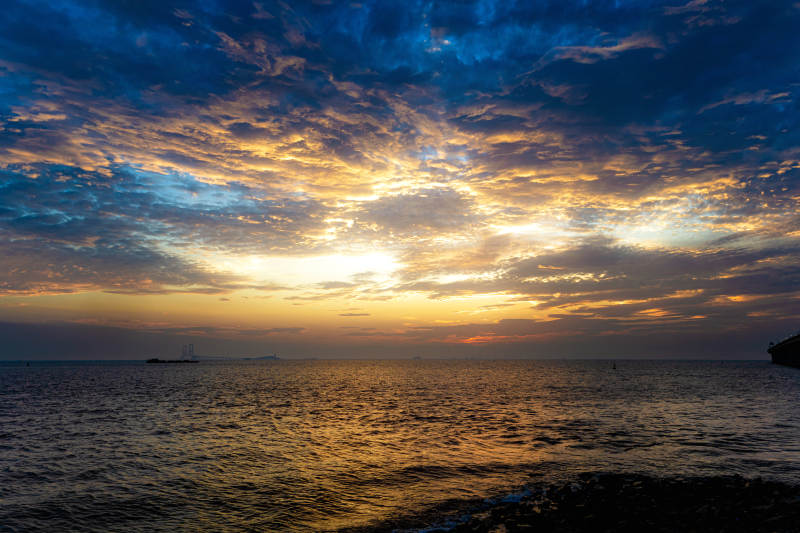 夕阳映海 云霞斑斓图片