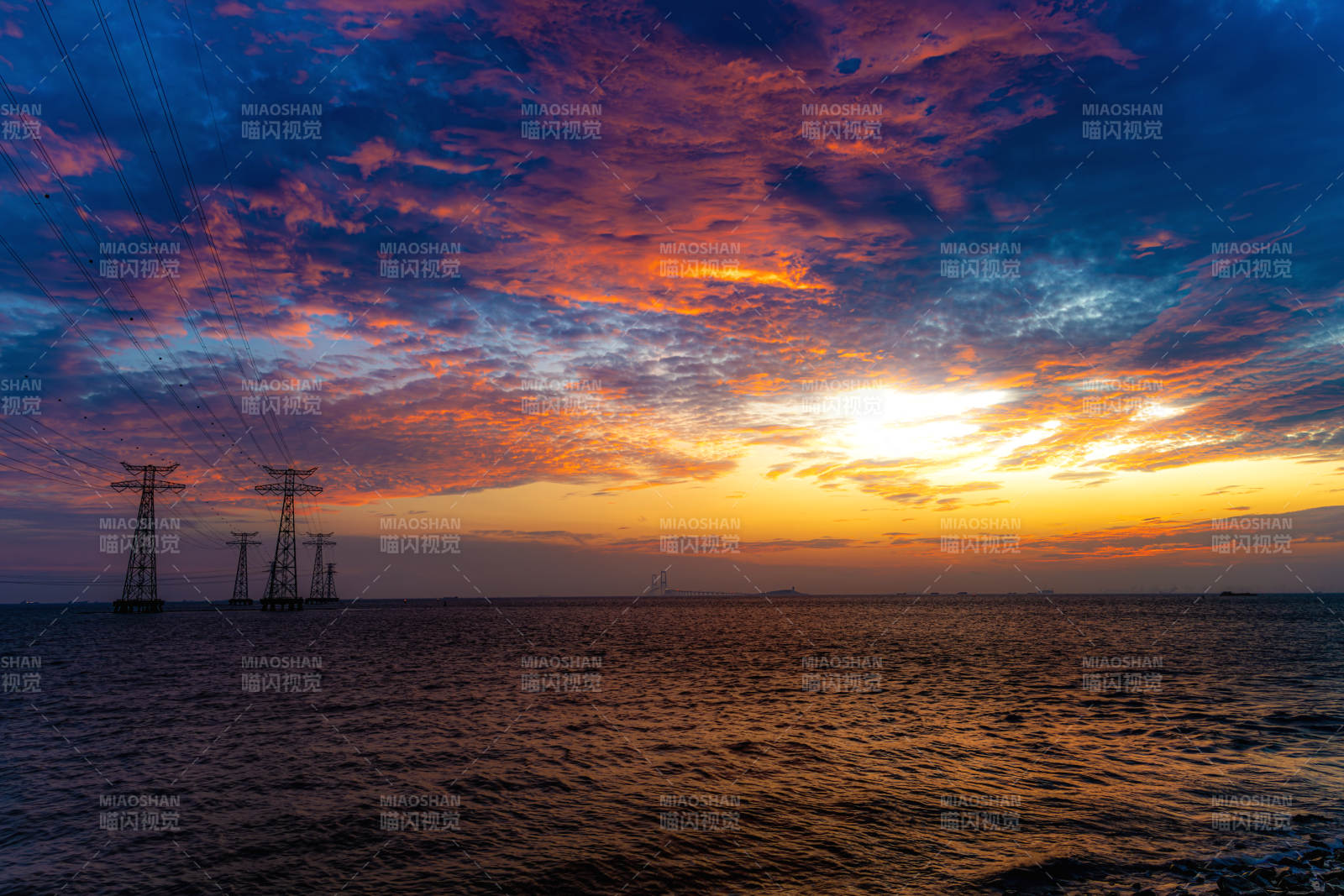 海上日落 电塔剪影图片