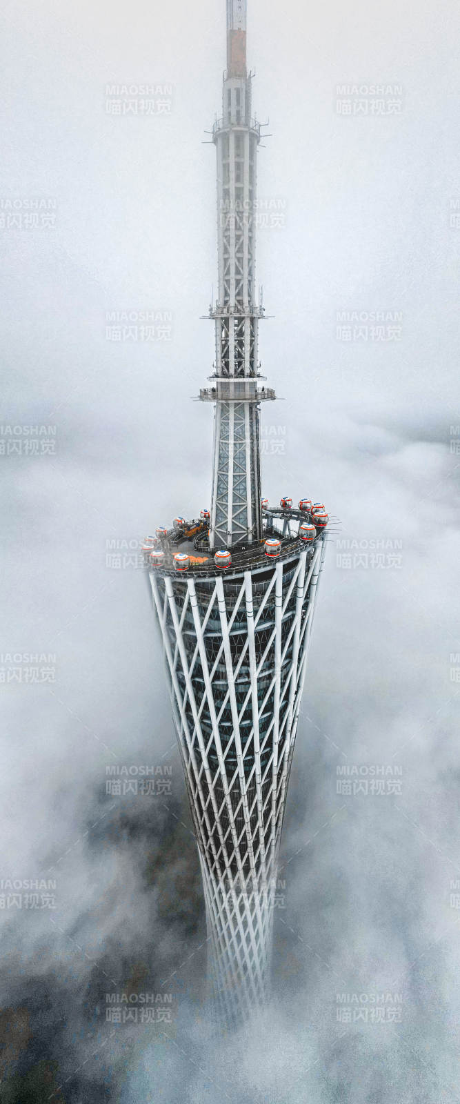 云端之塔 雾中矗立图片