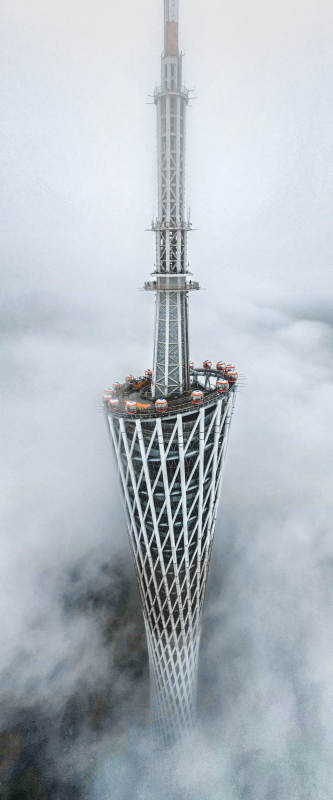 云端之塔 雾中矗立图片