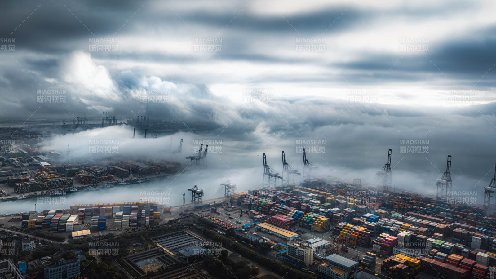 云雾缭绕的港口景象图片