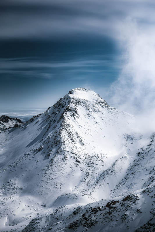 雪山之巅 云雾缭绕图片